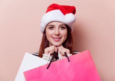 Alışveriş çantalı kadın.