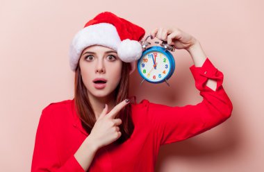 Çalar saati olan kadın.