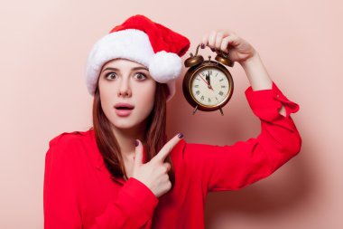 Çalar saati olan kadın.