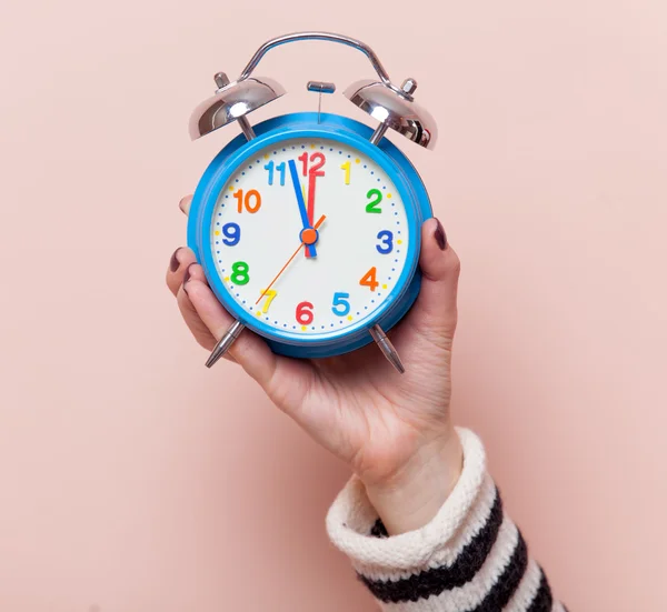 Hand holding retro alarm clock — Stock Photo, Image
