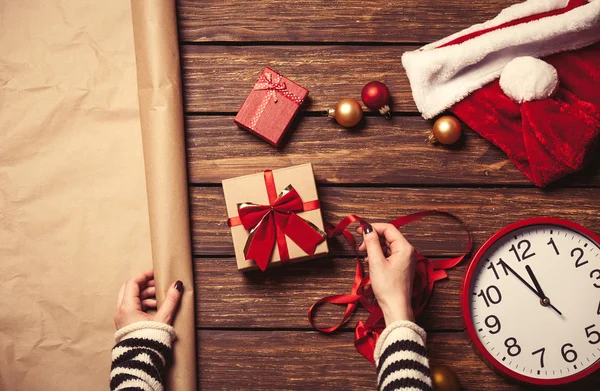 Kvinnliga händer och julklapp — Stockfoto