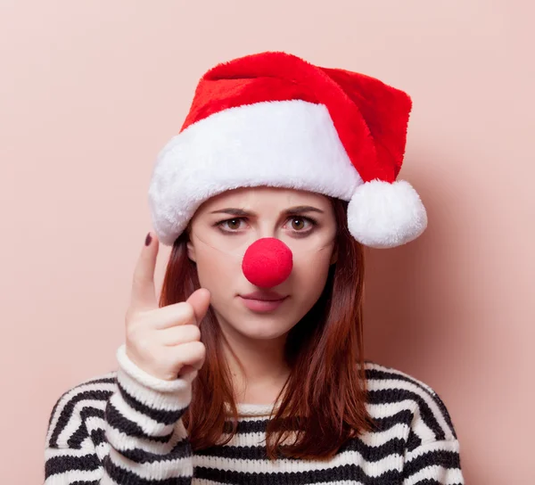 Donna con naso da clown rosso — Foto Stock