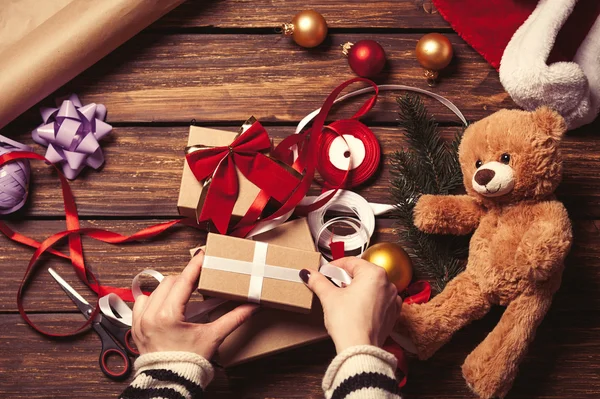 Manos femeninas y regalo de Navidad — Foto de Stock