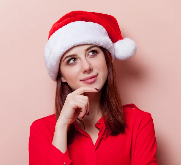 Vrouw in kerstman hoed — Stockfoto