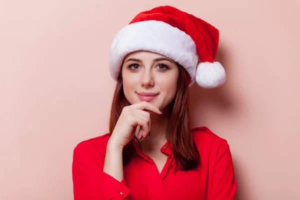 Vrouw in kerstman hoed — Stockfoto