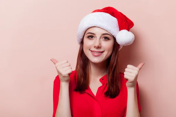 Mulher em santa claus chapéu — Fotografia de Stock