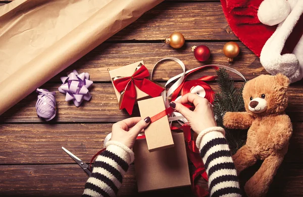 Manos femeninas y regalo de Navidad — Foto de Stock