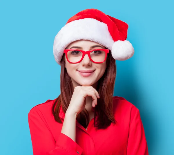 Mujer en Santa Claus sombrero y gafas — Foto de Stock