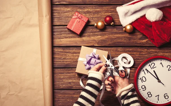 Mãos femininas e presente de Natal — Fotografia de Stock