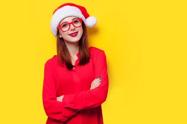 Vrouw in kerstman hoed — Stockfoto