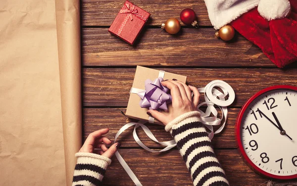 Mani femminili e regalo di Natale — Foto Stock