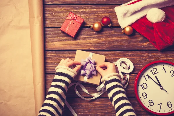 Mãos femininas e presente de Natal — Fotografia de Stock