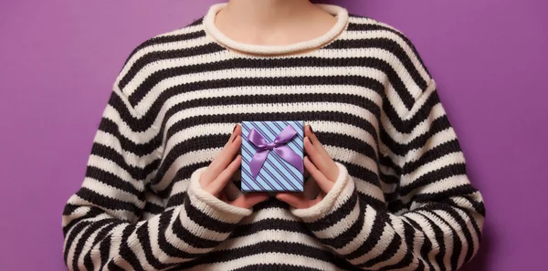 Frau hält eine Geschenkbox in der Hand — Stockfoto