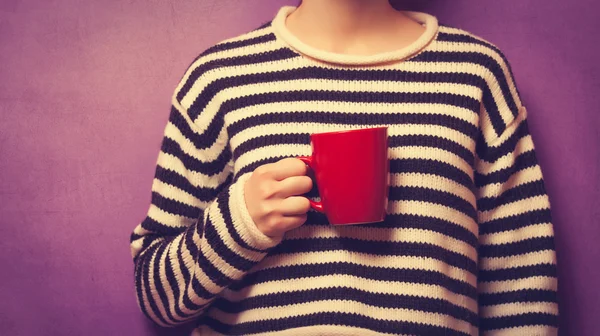 Mujer sosteniendo taza —  Fotos de Stock