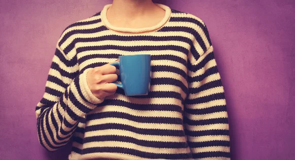 Mujer sosteniendo taza —  Fotos de Stock