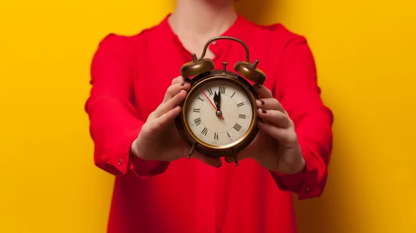 Frau hält Uhr — Stockfoto