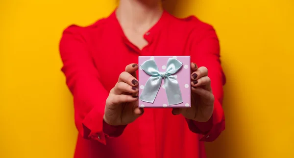 Woman holding a present box — Stock Photo, Image