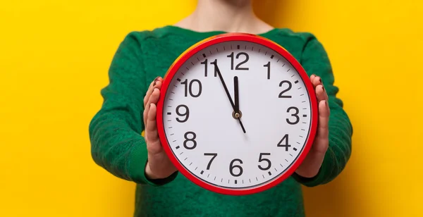 Mujer sosteniendo reloj —  Fotos de Stock