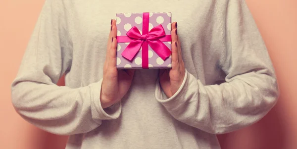 Woman holding a present box — Stock Photo, Image