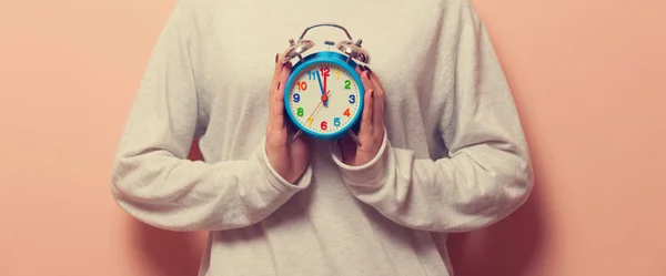 Frau hält Uhr — Stockfoto