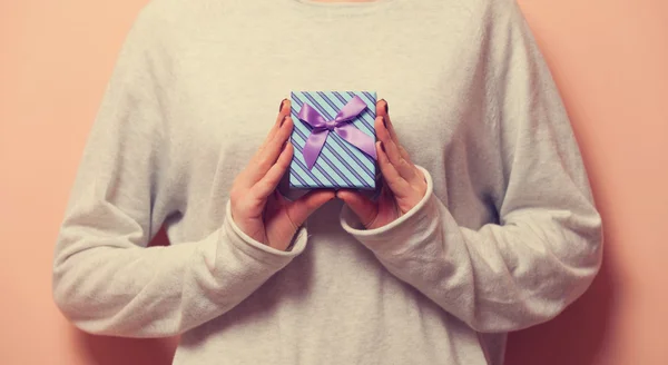 Frau hält eine Geschenkbox in der Hand — Stockfoto
