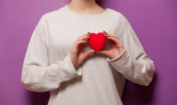 Mujer sosteniendo corazón forma juguete —  Fotos de Stock