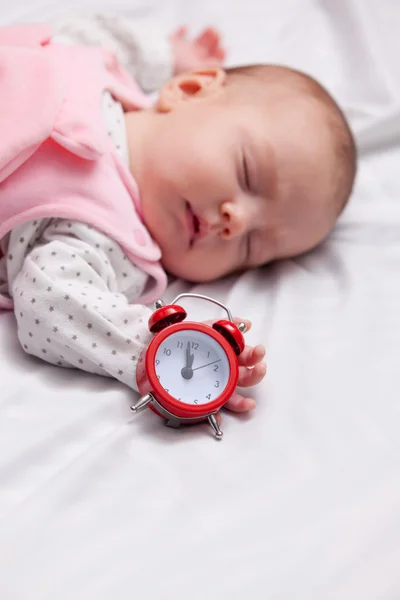 Pequeño bebé durmiendo en la cama — Foto de Stock