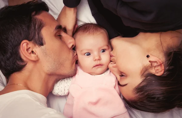 Familie mit Baby — Stockfoto