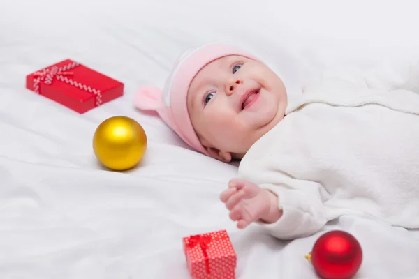 크리스마스 선물갖고 있는 아기 — 스톡 사진