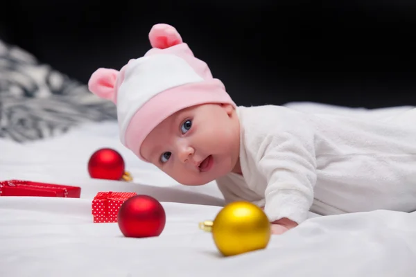 Bébé avec cadeaux de Noël — Photo