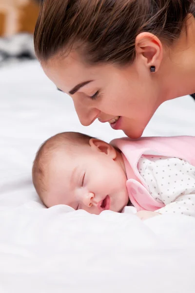 Mãe e bebê pequeno — Fotografia de Stock