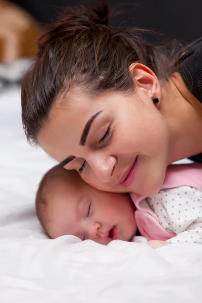 Mãe e bebê pequeno — Fotografia de Stock