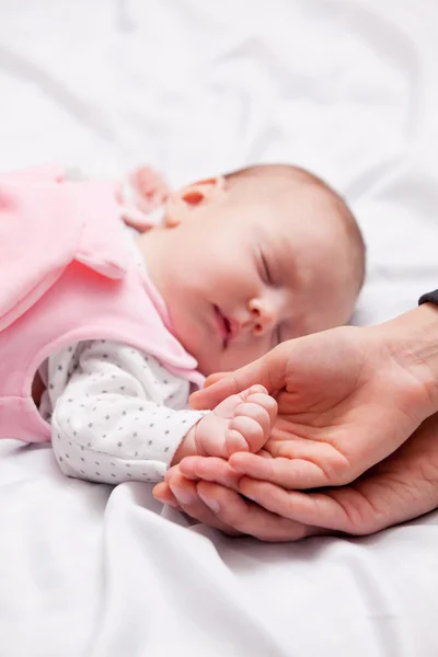 Pequeño bebé está durmiendo —  Fotos de Stock