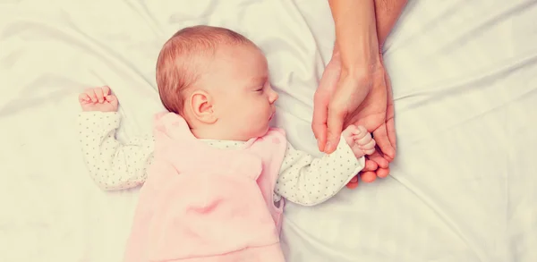 Pequeño bebé está durmiendo — Foto de Stock