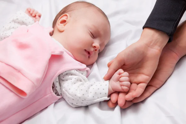 Kleine baby slaapt — Stockfoto