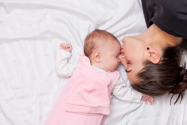 Mãe e bebê pequeno — Fotografia de Stock