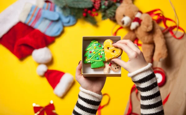 Woman wrapping gingerbread cookies — Stock Photo, Image