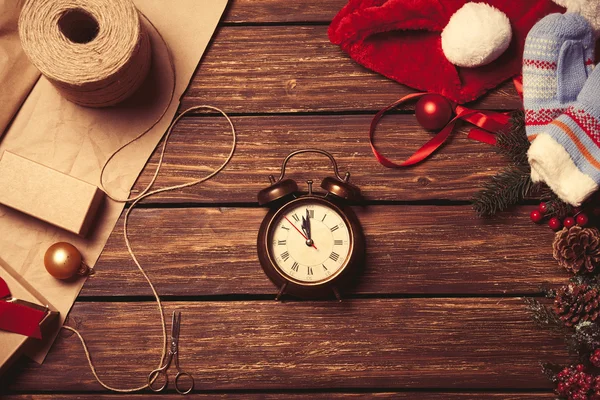 Relógio despertador e presentes de Natal — Fotografia de Stock