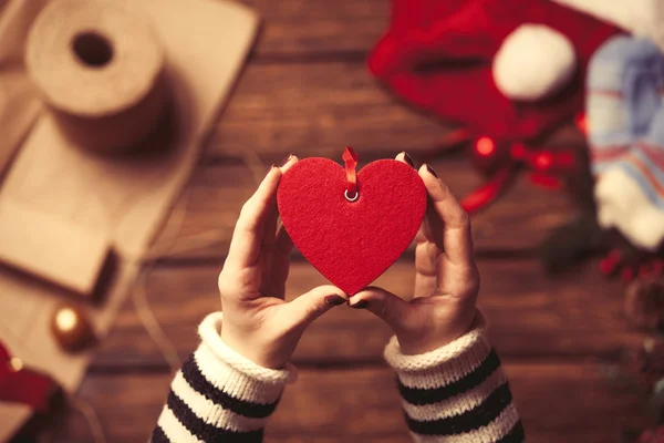 Mujer sosteniendo un juguete en forma de corazón — Foto de Stock