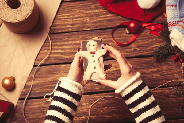 Žena, balící Vánoční cookie — Stock fotografie