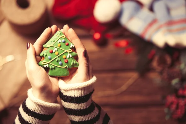 Kadın Noel kurabiyesi kaydırma — Stok fotoğraf