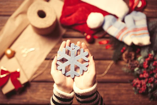 Feminino segurando brinquedo floco de neve — Fotografia de Stock