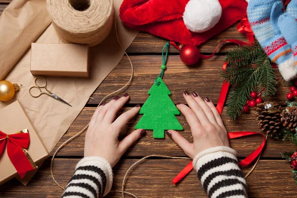 Žena a vánoční stromek hračka — Stock fotografie
