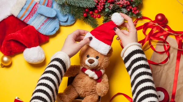 Vrouw handen en teddy bear speelgoed — Stockfoto