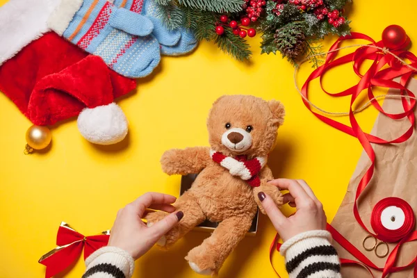 Woman hands and teddy bear toy — Stock Photo, Image