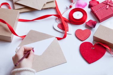 Kadın zarf üzerinde bir şey yazıyor