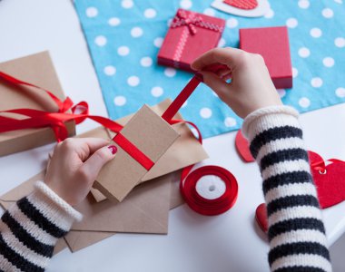Zarf ve hediye hazırlama kadın