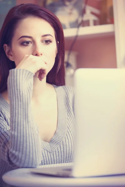 Mulher trabalhando com laptop — Fotografia de Stock