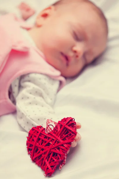 Küçük kalp şekli oyuncak bebekle — Stok fotoğraf