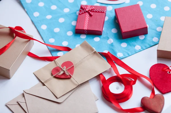 Envelope and gifts for wrapping — Stock Photo, Image